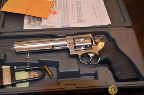 vendo  revolver ruger gp100 calibro 357 mg.